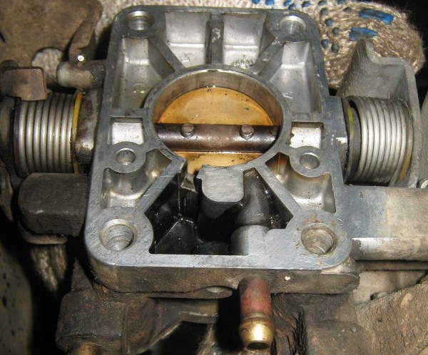 Mystery_Cavern_Under_Throttle_Plate_1.JPG